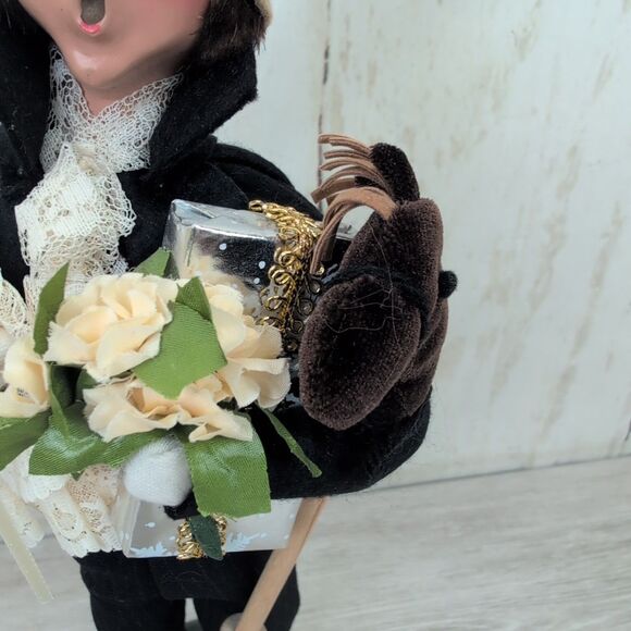 2001 BYERS Choice THE CAROLERS Man with HORSE & GIFTS VICTORIAN SHOPPER - Picture 4 of 8